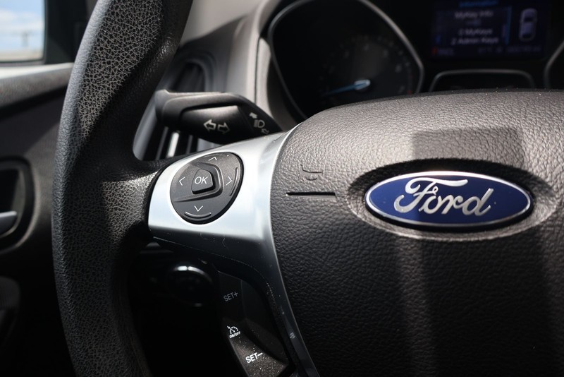 Ford Focus Sedan Vehicle Full-screen Gallery Image 24