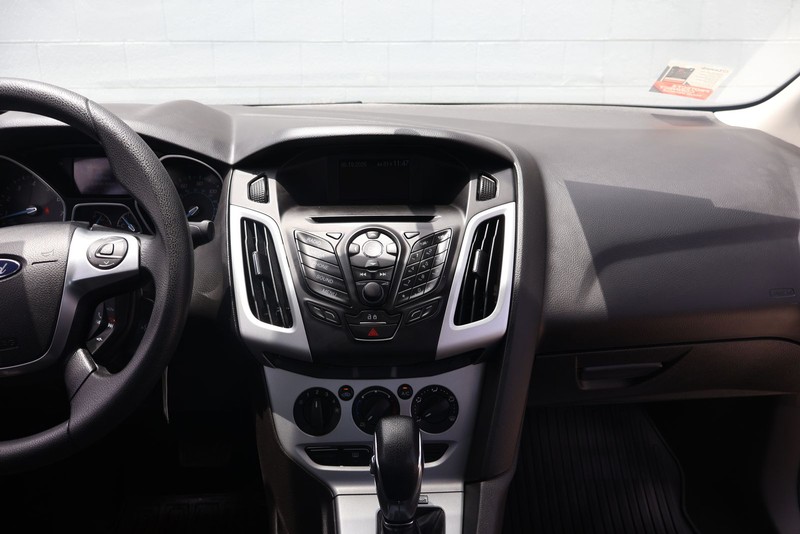 Ford Focus Sedan Vehicle Full-screen Gallery Image 26