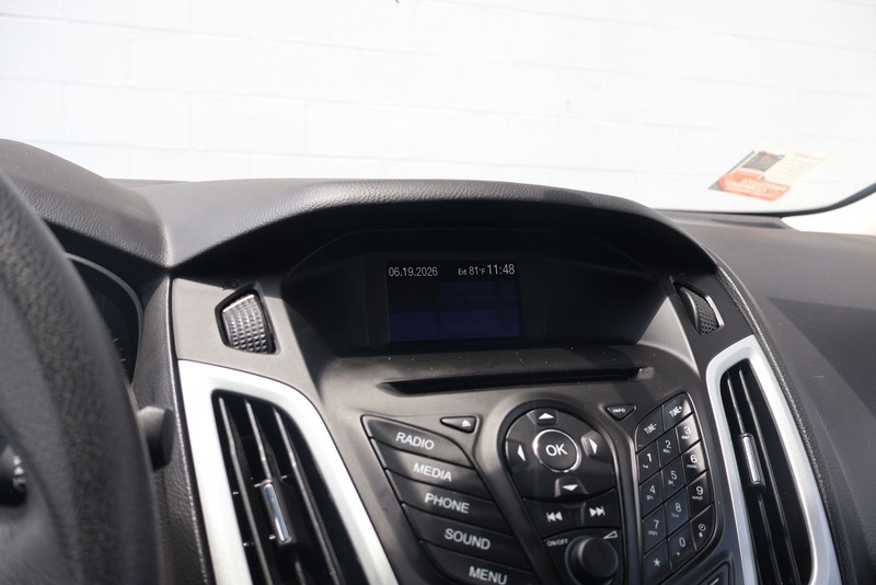 Ford Focus Sedan Vehicle Full-screen Gallery Image 27