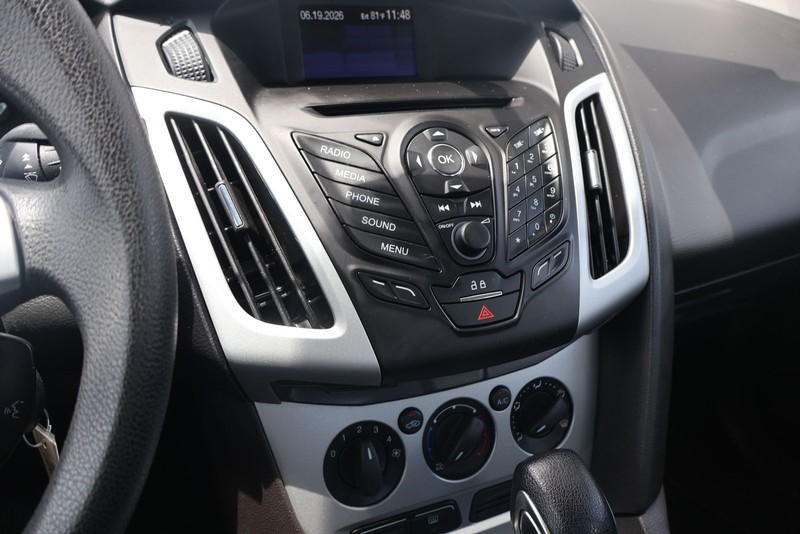 Ford Focus Sedan Vehicle Full-screen Gallery Image 28