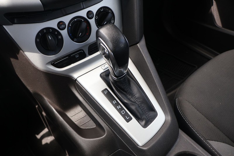 Ford Focus Sedan Vehicle Full-screen Gallery Image 29