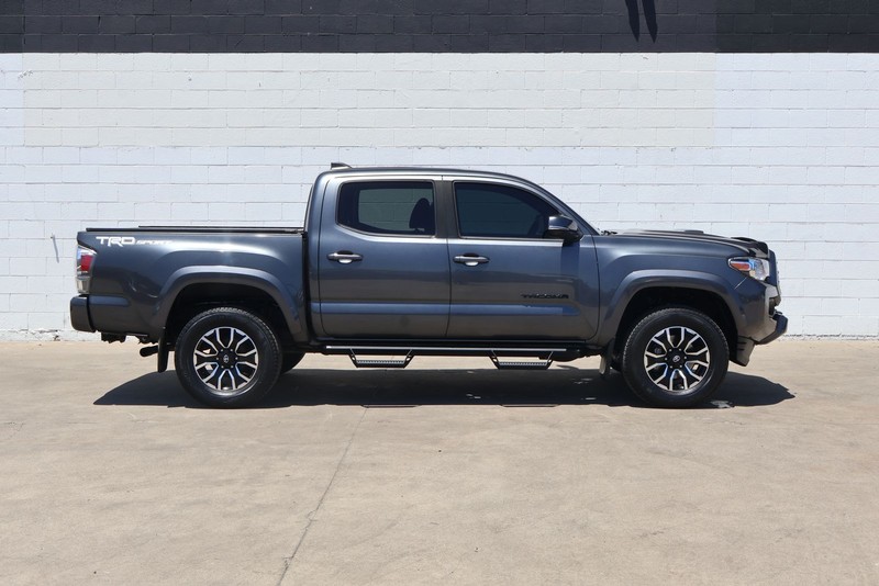 Toyota Tacoma Vehicle Full-screen Gallery Image 04
