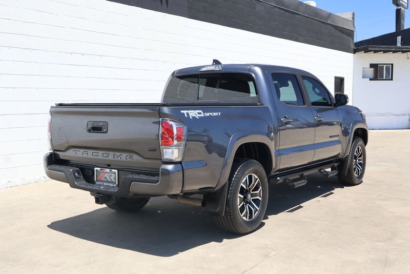 Toyota Tacoma Vehicle Full-screen Gallery Image 05