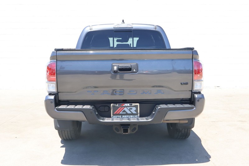 Toyota Tacoma Vehicle Full-screen Gallery Image 06