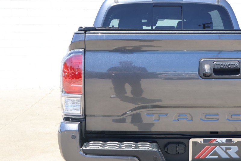 Toyota Tacoma Vehicle Full-screen Gallery Image 07