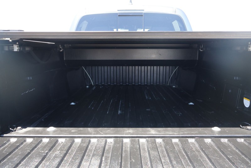 Toyota Tacoma Vehicle Full-screen Gallery Image 08