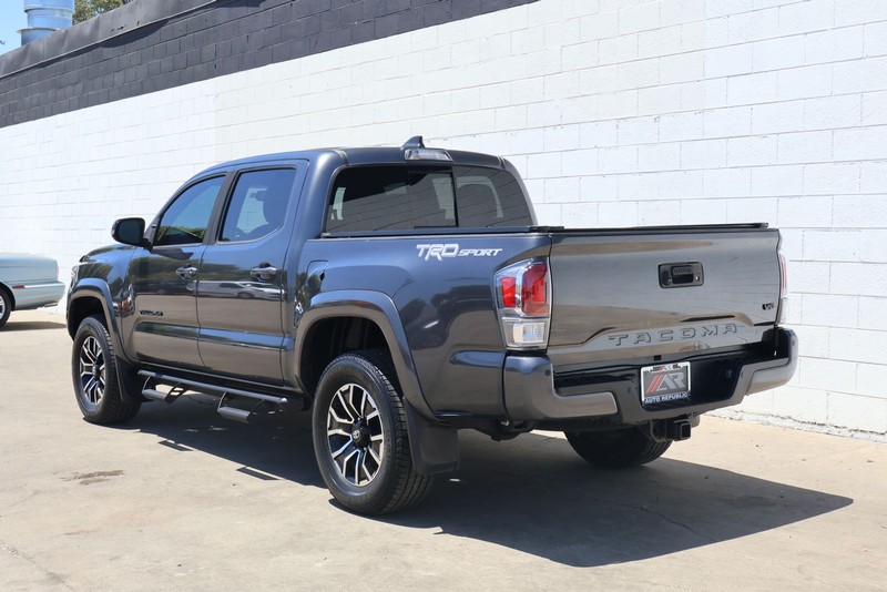 Toyota Tacoma Vehicle Full-screen Gallery Image 10