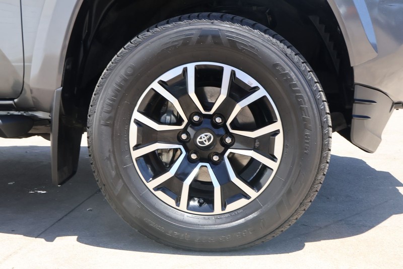 Toyota Tacoma Vehicle Full-screen Gallery Image 14