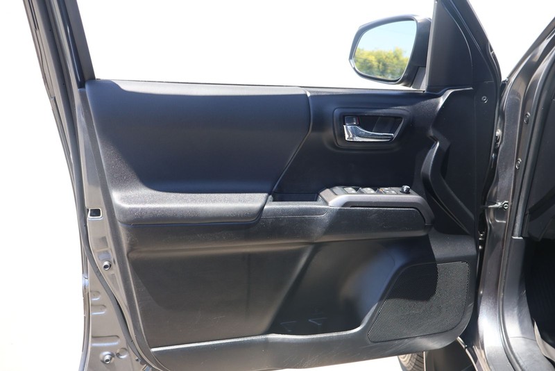 Toyota Tacoma Vehicle Full-screen Gallery Image 15