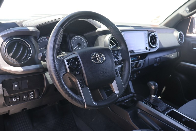 Toyota Tacoma Vehicle Full-screen Gallery Image 16