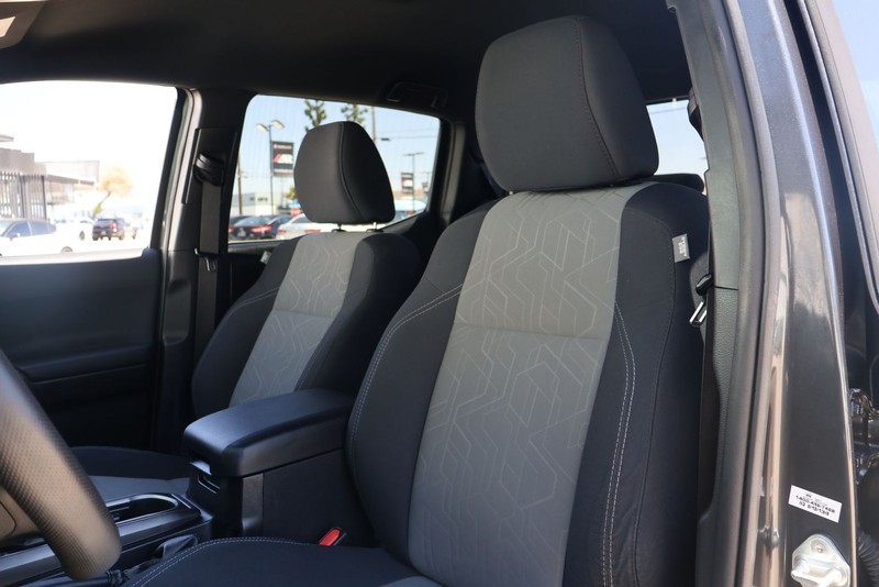 Toyota Tacoma Vehicle Full-screen Gallery Image 17