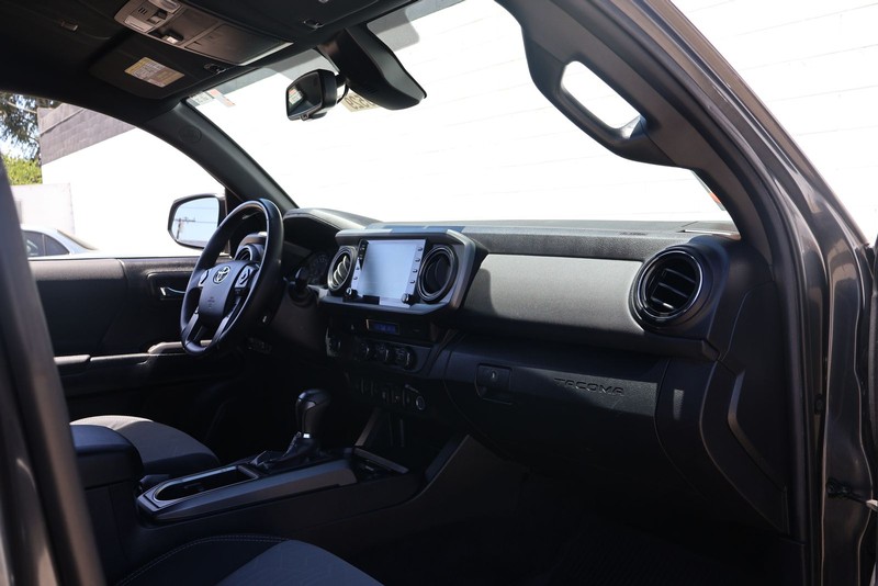 Toyota Tacoma Vehicle Full-screen Gallery Image 19