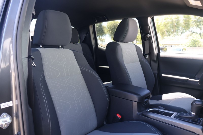 Toyota Tacoma Vehicle Full-screen Gallery Image 20