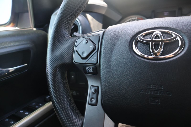 Toyota Tacoma Vehicle Full-screen Gallery Image 25