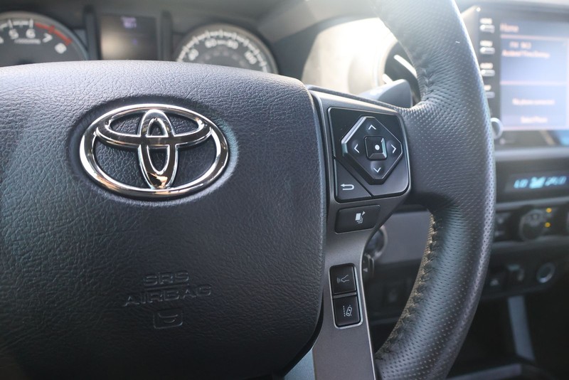 Toyota Tacoma Vehicle Full-screen Gallery Image 26