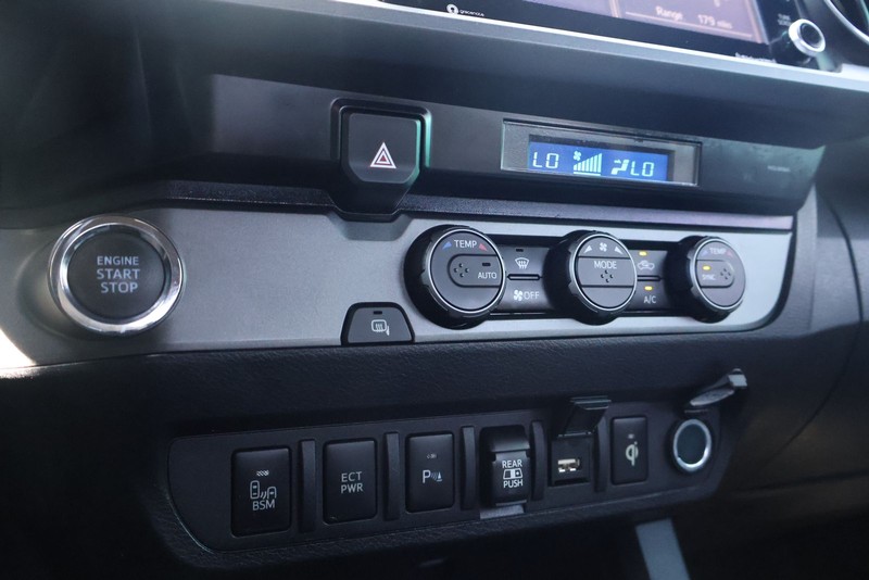 Toyota Tacoma Vehicle Full-screen Gallery Image 30