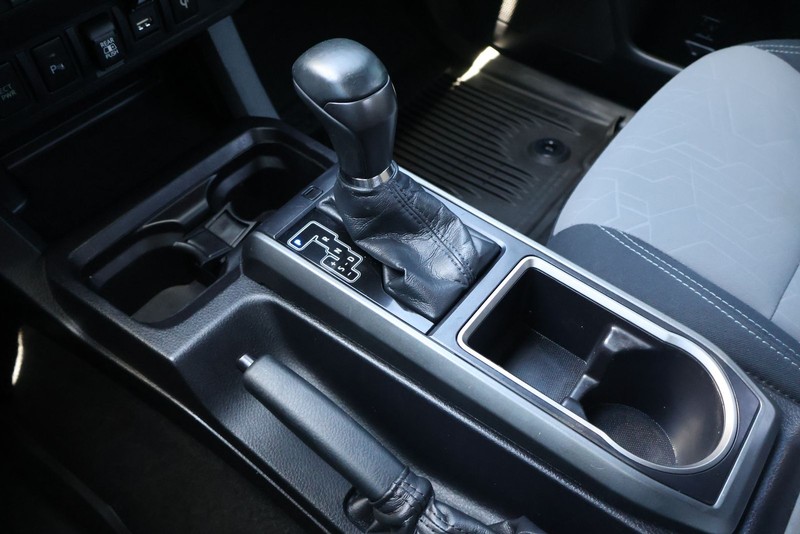 Toyota Tacoma Vehicle Full-screen Gallery Image 31