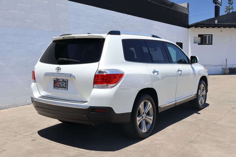 Toyota Highlander Vehicle Full-screen Gallery Image 05