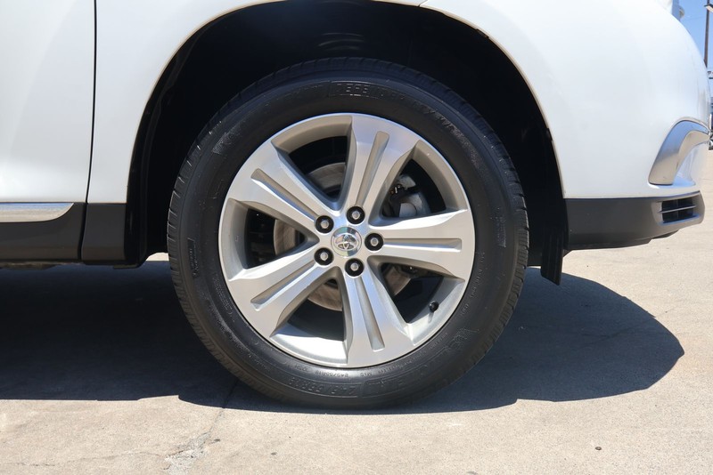 Toyota Highlander Vehicle Full-screen Gallery Image 13