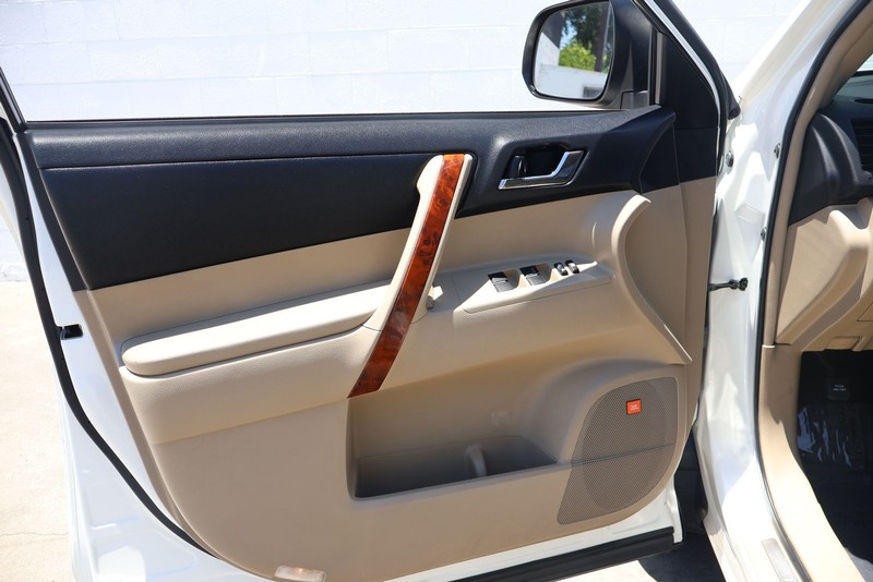 Toyota Highlander Vehicle Full-screen Gallery Image 14