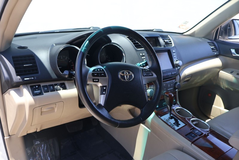 Toyota Highlander Vehicle Full-screen Gallery Image 15