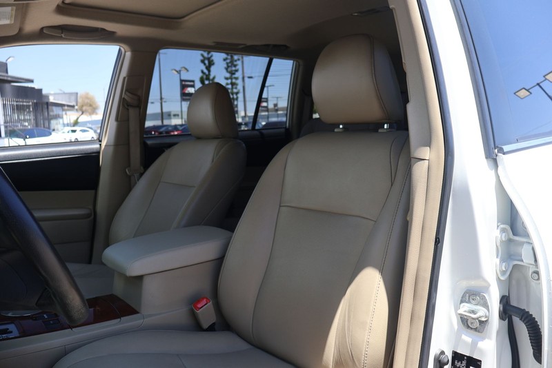 Toyota Highlander Vehicle Full-screen Gallery Image 16