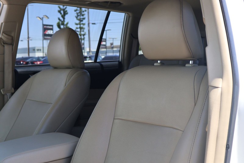 Toyota Highlander Vehicle Full-screen Gallery Image 17