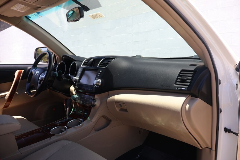 Toyota Highlander Vehicle Full-screen Gallery Image 18
