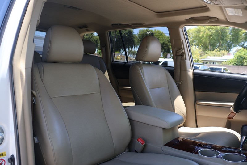 Toyota Highlander Vehicle Full-screen Gallery Image 19