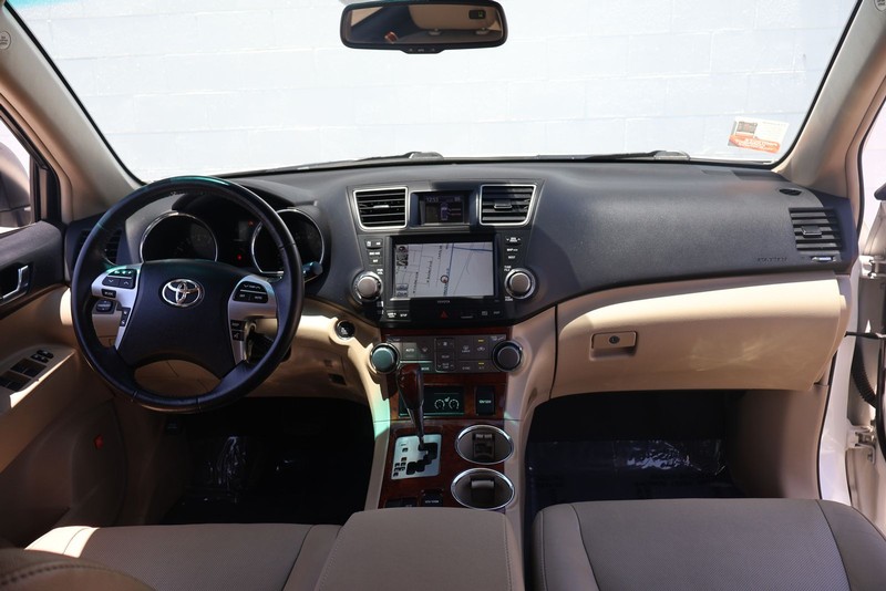 Toyota Highlander Vehicle Full-screen Gallery Image 22