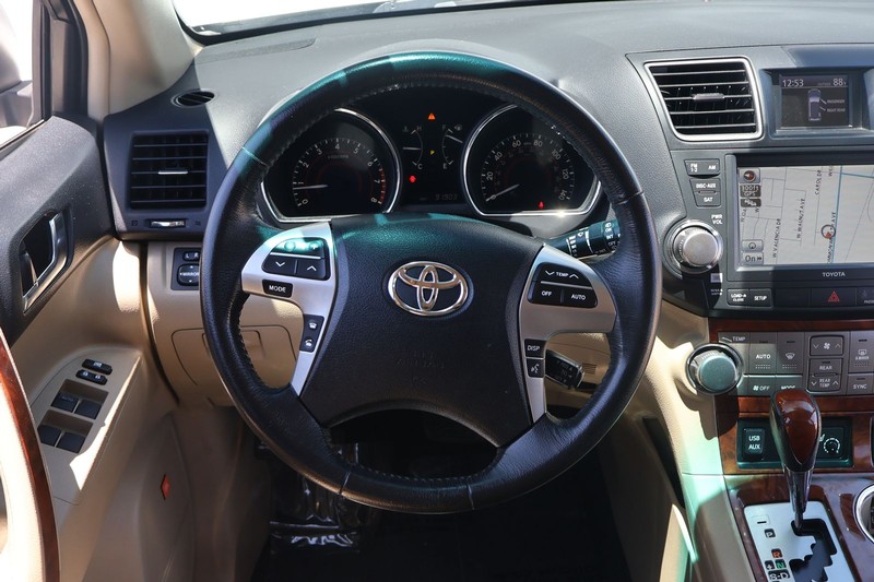 Toyota Highlander Vehicle Full-screen Gallery Image 24