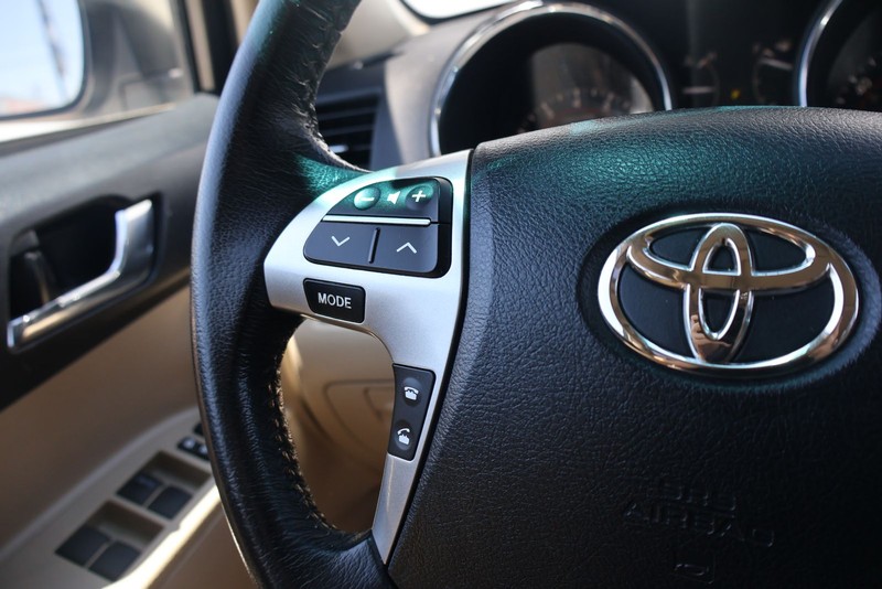 Toyota Highlander Vehicle Full-screen Gallery Image 25