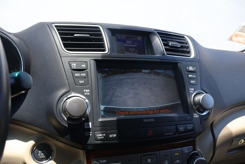 Toyota Highlander Vehicle Full-screen Gallery Image 29