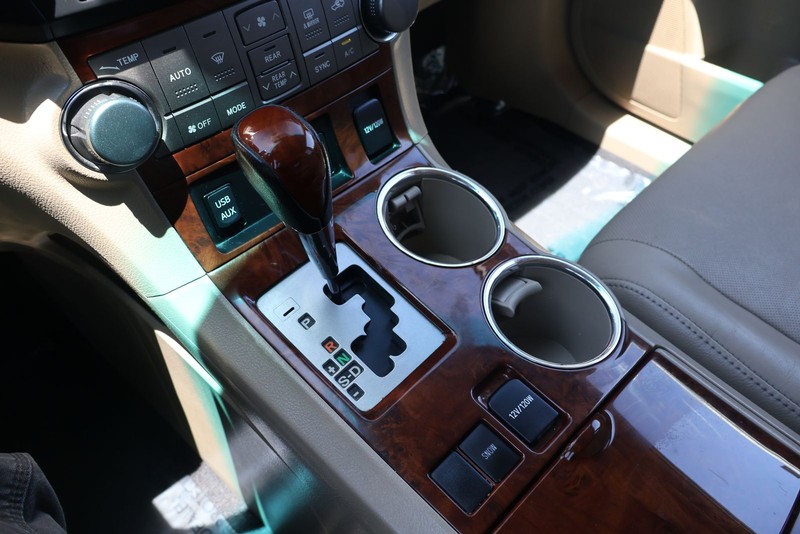 Toyota Highlander Vehicle Full-screen Gallery Image 30