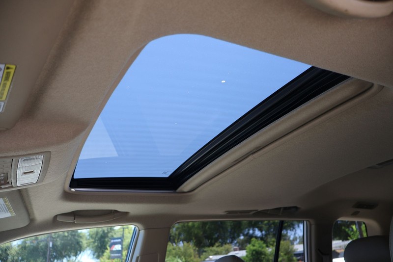 Toyota Highlander Vehicle Full-screen Gallery Image 31