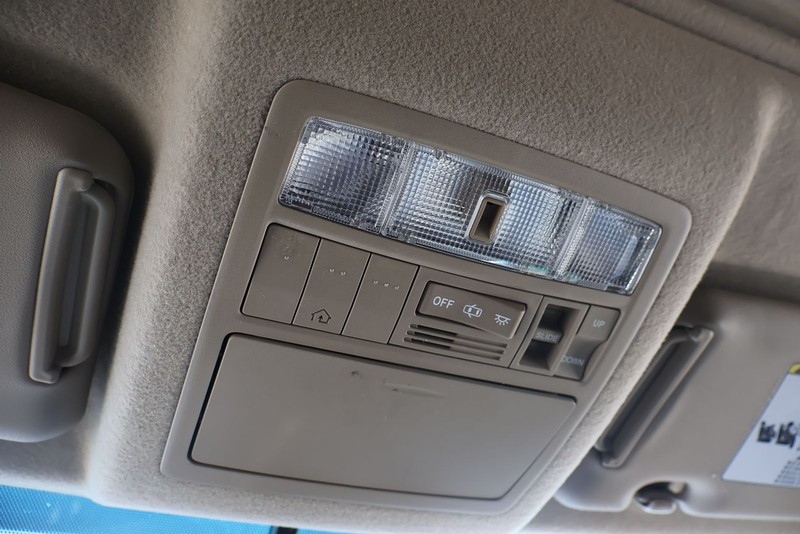 Toyota Highlander Vehicle Full-screen Gallery Image 32