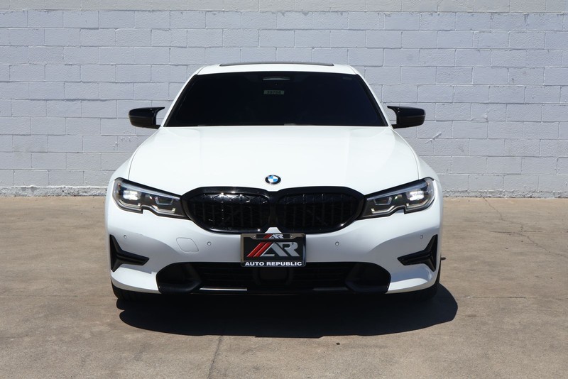 BMW 3 Series Vehicle Full-screen Gallery Image 02