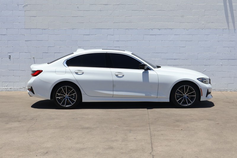 BMW 3 Series Vehicle Full-screen Gallery Image 04