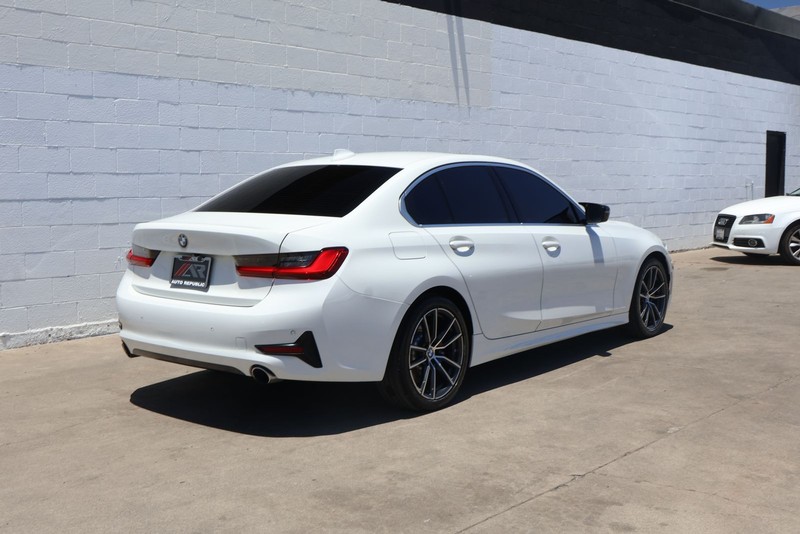 BMW 3 Series Vehicle Full-screen Gallery Image 05