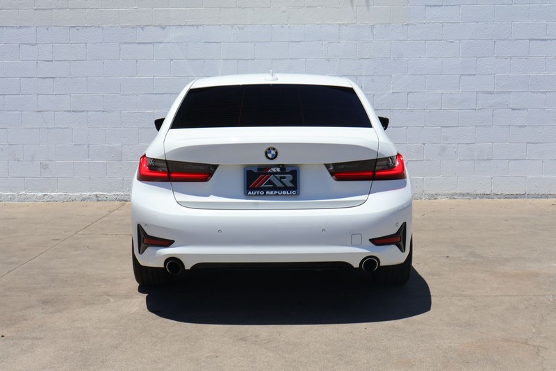 BMW 3 Series Vehicle Full-screen Gallery Image 06