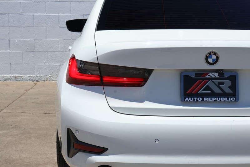 BMW 3 Series Vehicle Full-screen Gallery Image 07