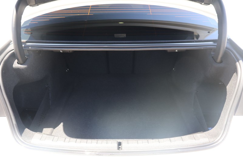 BMW 3 Series Vehicle Full-screen Gallery Image 08