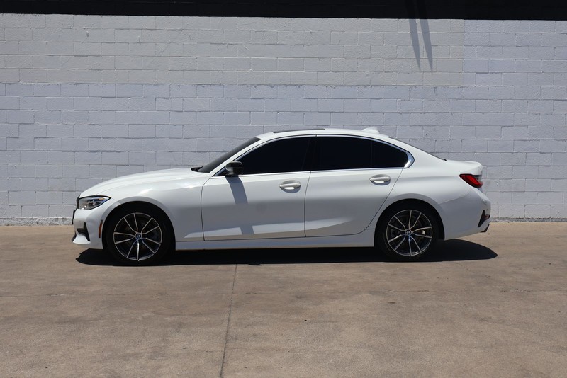 BMW 3 Series Vehicle Full-screen Gallery Image 10