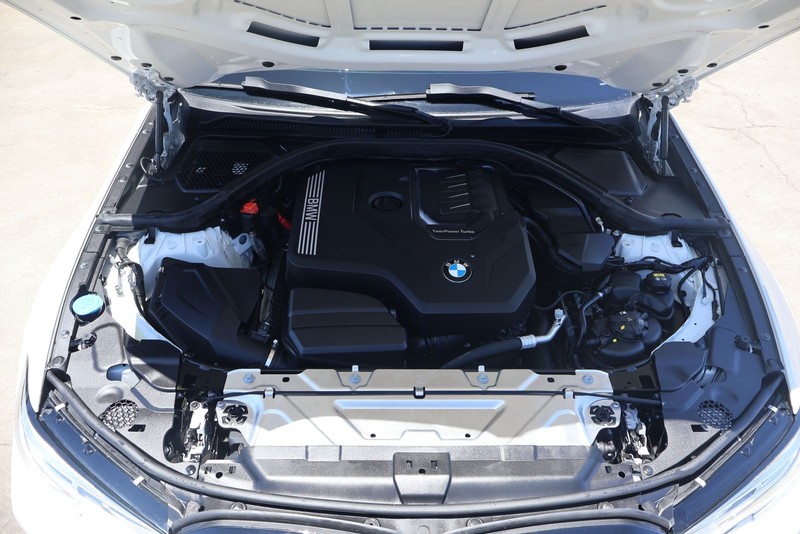 BMW 3 Series Vehicle Full-screen Gallery Image 12