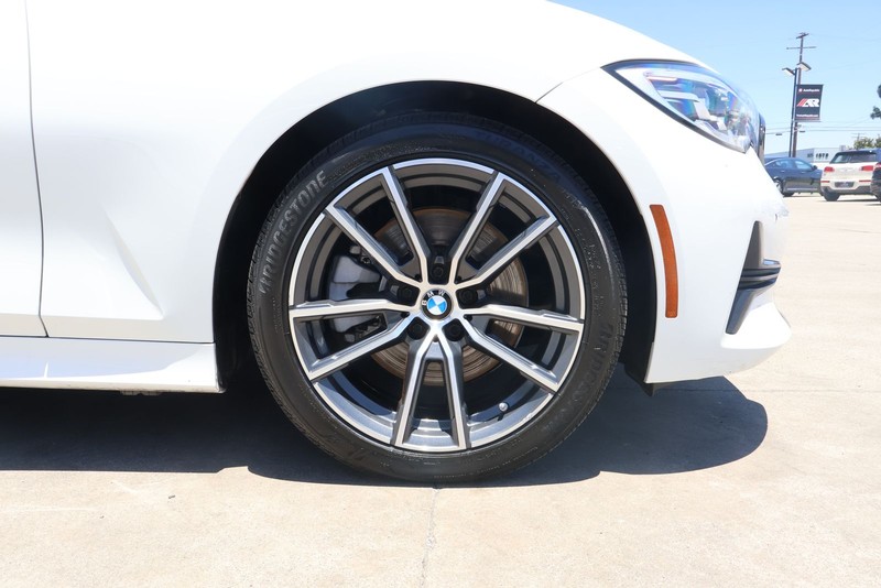 BMW 3 Series Vehicle Full-screen Gallery Image 13