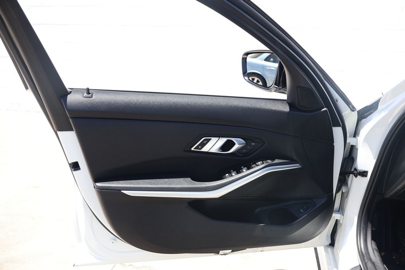 BMW 3 Series Vehicle Full-screen Gallery Image 14