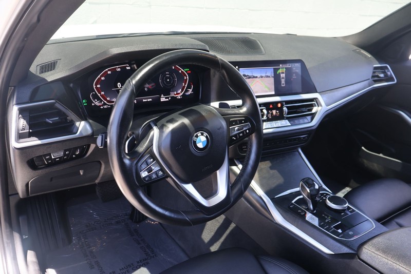 BMW 3 Series Vehicle Full-screen Gallery Image 15