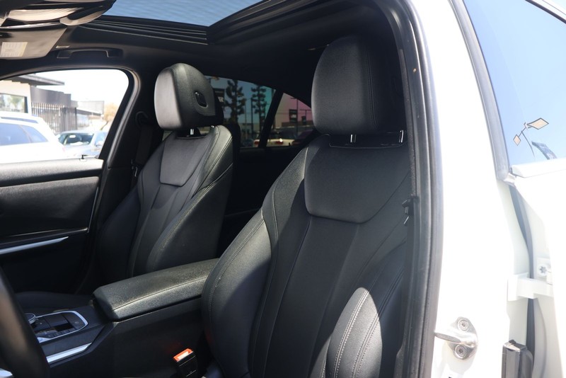 BMW 3 Series Vehicle Full-screen Gallery Image 16