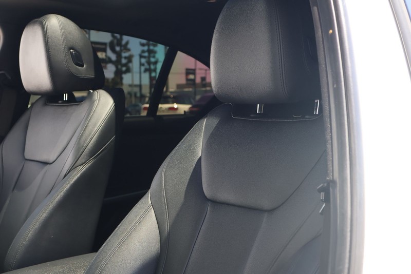 BMW 3 Series Vehicle Full-screen Gallery Image 17