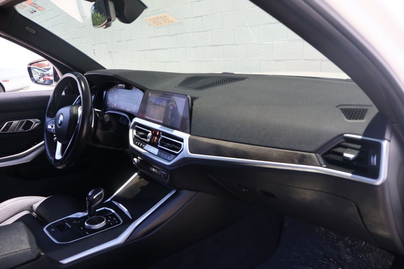 BMW 3 Series Vehicle Full-screen Gallery Image 18